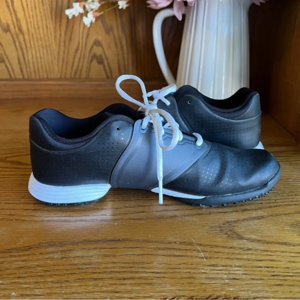 Nike Women's Black and Gray Athletic Shoes